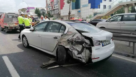 D-100'de arıza yapan otomobile vinç çarptı