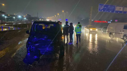 D-100'de bariyerlere çarptı