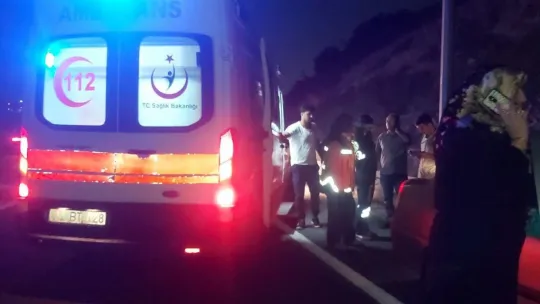 D-100'de bariyere çarptı, yaralandı