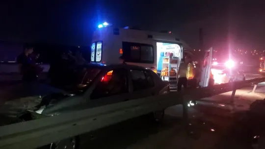 D-100'de bariyere çarptı, yaralandı