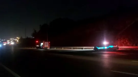 D-100'de bariyere çarptı, yaralandı