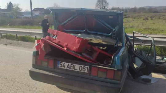 Bariyerlere çarpan Tofaş kağıt gibi ezildi