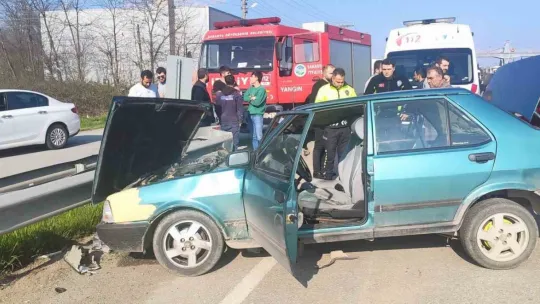 Bariyerlere çarpan Tofaş kağıt gibi ezildi
