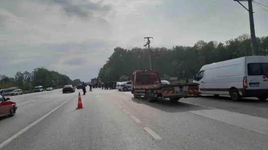 Sakarya D-100'de cip ile otomobil çarpıştı