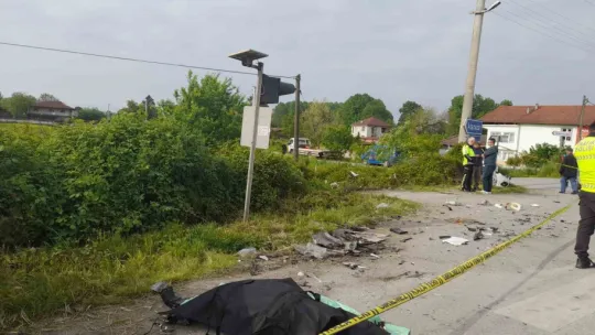 Sakarya D-100'de cip ile otomobil çarpıştı