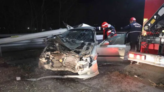 Sakarya'da bariyerlere giren otomobil kağıt gibi ezildi