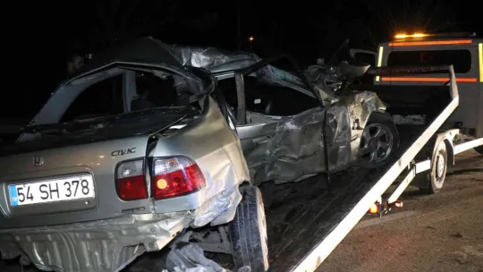 Sakarya'da bariyerlere giren otomobil kağıt gibi ezildi
