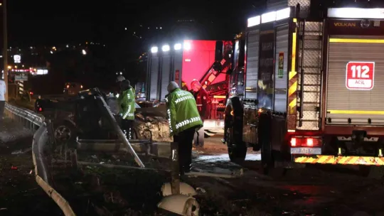 Sakarya'da bariyerlere giren otomobil kağıt gibi ezildi