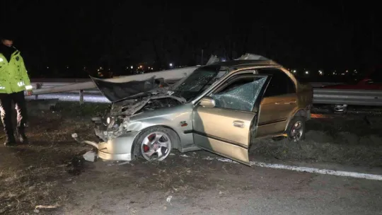 Sakarya'da bariyerlere giren otomobil kağıt gibi ezildi