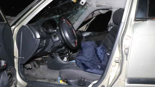 Sakarya'da bariyerlere giren otomobil kağıt gibi ezildi