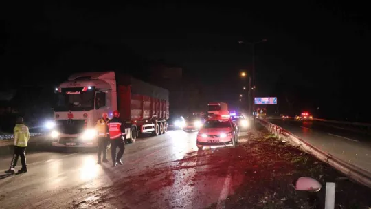Sakarya'da bariyerlere giren otomobil kağıt gibi ezildi