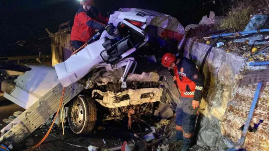 İstinat duvarına çarpan kamyon kağıt gibi ezildi
