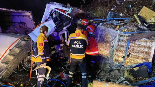 İstinat duvarına çarpan kamyon kağıt gibi ezildi