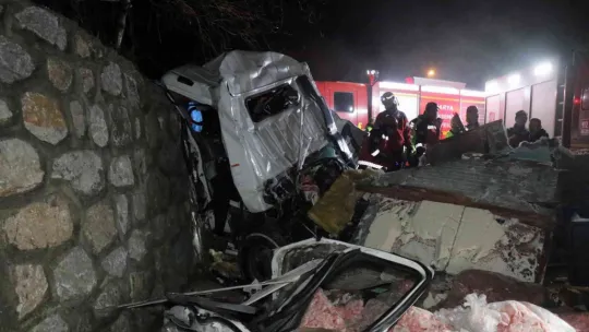 İstinat duvarına çarpan kamyon kağıt gibi ezildi