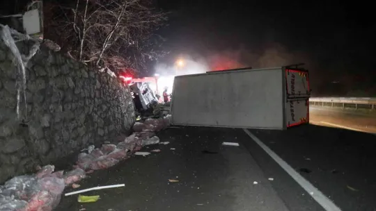 İstinat duvarına çarpan kamyon kağıt gibi ezildi