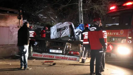 İstinat duvarına çarpan kamyon kağıt gibi ezildi