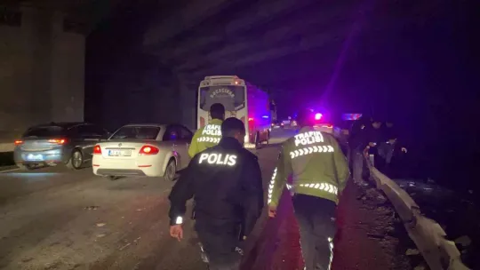 D-100'de otomobil bariyere çarptı, karı-koca yaralandı