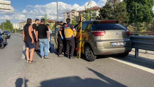 D-100'de otomobil bariyerlere çarptı