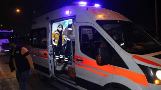 Yaralılar var: İzmit'te otomobil durağa daldı
