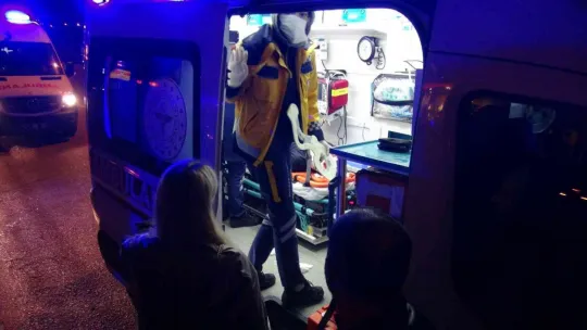 Yaralılar var: İzmit'te otomobil durağa daldı