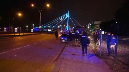 Yaralılar var: İzmit'te otomobil durağa daldı