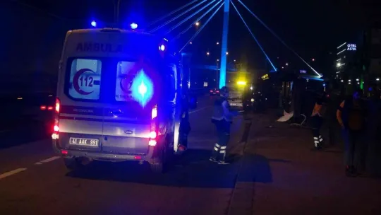 Yaralılar var: İzmit'te otomobil durağa daldı