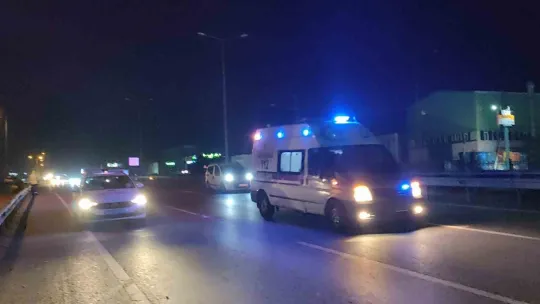 Kocaeli D-100'de otomobil, hafif ticari araca çarptı