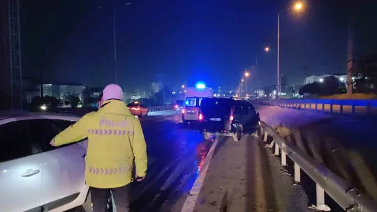 Kocaeli D-100'de otomobil, hafif ticari araca çarptı
