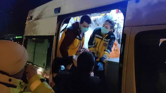Kocaeli D-100'de otomobil, hafif ticari araca çarptı