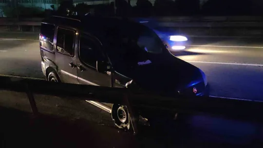Kocaeli D-100'de otomobil, hafif ticari araca çarptı