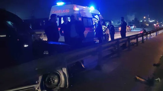Kocaeli D-100'de otomobil, hafif ticari araca çarptı