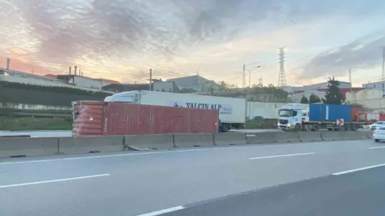 Seyir halindeki tırın üzerinden konteyner düştü