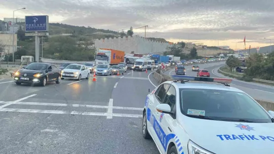 Seyir halindeki tırın üzerinden konteyner düştü