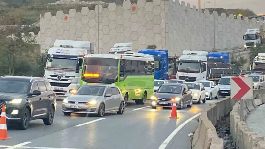 Seyir halindeki tırın üzerinden konteyner düştü