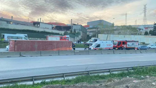 Seyir halindeki tırın üzerinden konteyner düştü
