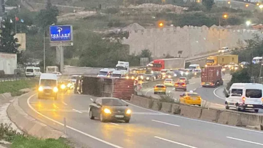 Seyir halindeki tırın üzerinden konteyner düştü