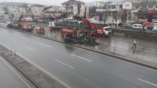 D-100'de sürücüsünün manevra yaptığı tır devrildi