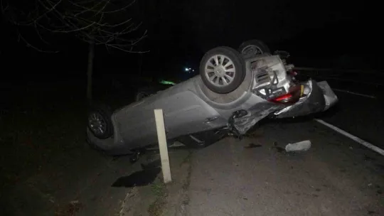 D-100'de takla atan otomobil su kanlına devrildi: 1 yaralı