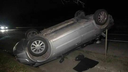 D-100'de takla atan otomobil su kanlına devrildi: 1 yaralı