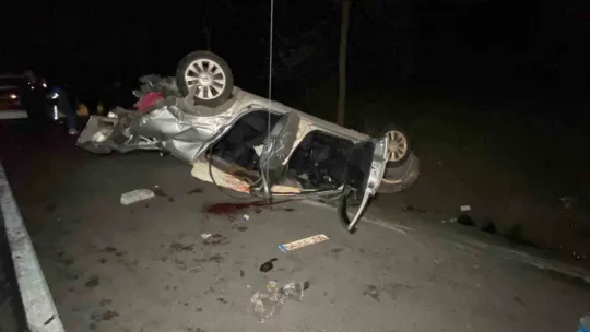 D-100'de takla atan otomobil su kanlına devrildi: 1 yaralı
