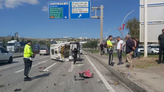 Tankerin çarptığı servis minibüsü devrildi