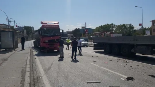 Tankerin çarptığı servis minibüsü devrildi
