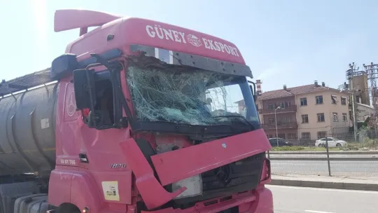 Tankerin çarptığı servis minibüsü devrildi