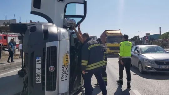 Tankerin çarptığı servis minibüsü devrildi
