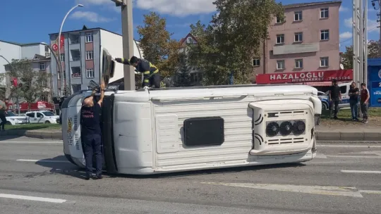 Tankerin çarptığı servis minibüsü devrildi