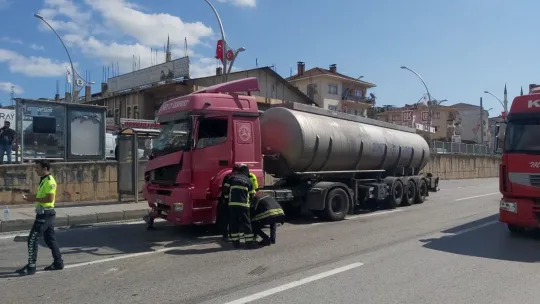 Tankerin çarptığı servis minibüsü devrildi