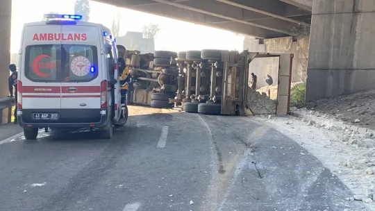 D-100'de tır devrildi