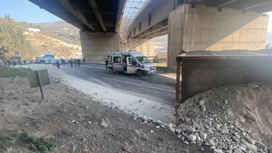 D-100'de tır devrildi