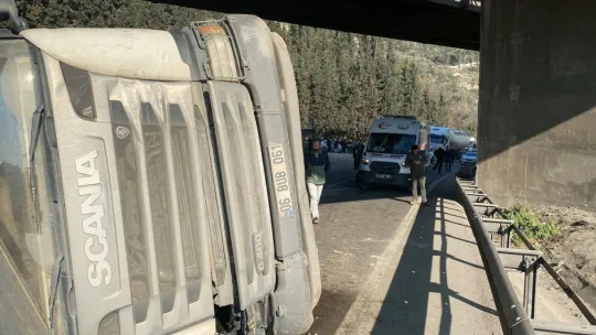 D-100'de tır devrildi
