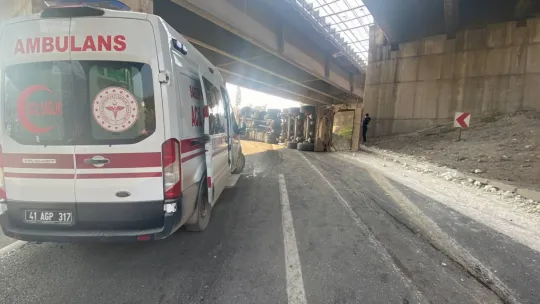 D-100'de tır devrildi